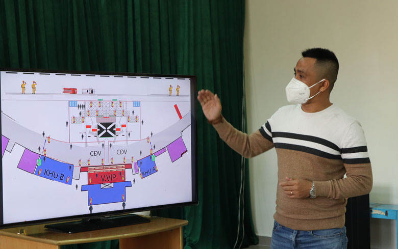 Đại diện Tập đoàn Hoa Sen giới thiệu sơ đồ sân khấu tại Quảng trường Lâm Viên