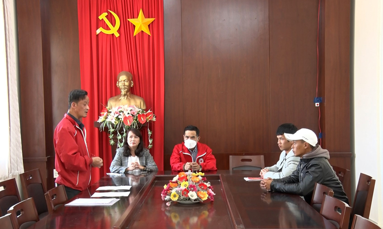 Lập sổ tiết kiệm giúp 2 con của người phụ nữ bị sát hại tại Xuân Trường