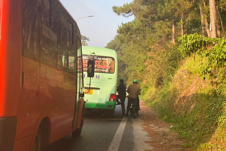 Xe buýt đón, trả khách không đúng quy định trên đèo Prenn