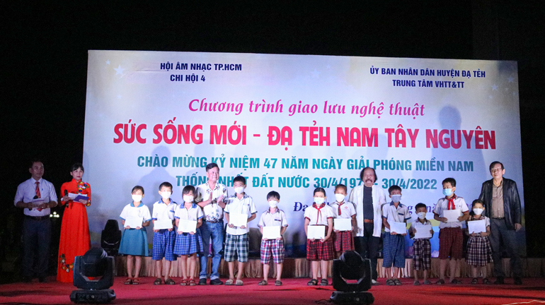 Chi hội 4 – Hội Âm nhạc TP Hồ Chí Minh tặng học bổng cho các em học sinh