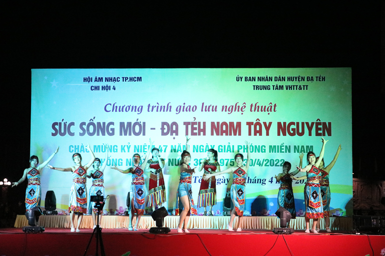 Các tiết mục văn nghệ thu hút đông đảo người dân
