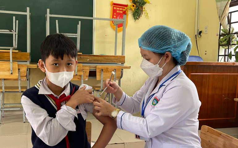 Đẩy nhanh tiến độ tiêm vắc xin phòng Covid-19, triển khai ký xác nhận hộ chiếu vắc xin