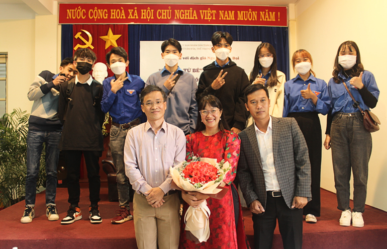 Chụp hình lưu niệm cùng bạn đọc