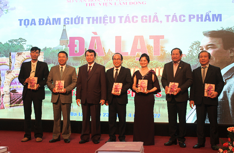 TS. Phạm S ra mắt tác phẩm Đà Lạt mùa màu tím và sương