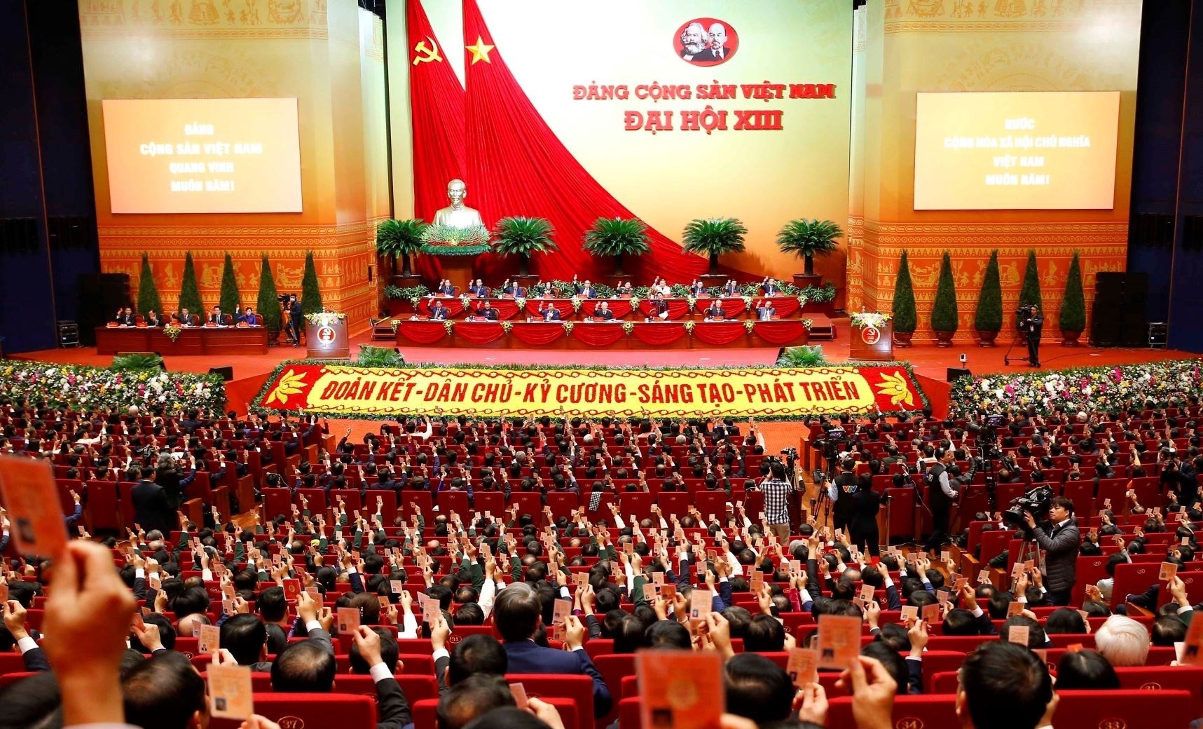 Xây dựng đội ngũ cán bộ - &quot;then chốt của then chốt&quot; trong công tác xây dựng Đảng