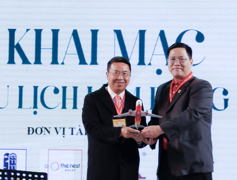 Ông Nguyễn Bác Toán (phải) trao quà lưu niệm là biểu tượng Vietjet cho Chủ tịch UBND thành phố Đà Lạt Tôn Thiện San (trái)