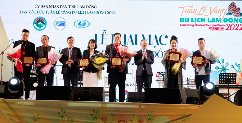 Bí thư Tỉnh ủy Trần Đức Quận và Chủ tịch UBND tỉnh Trần Văn Hiệp tặng hoa cho các nhà tài trợ