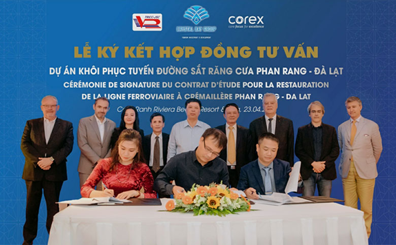 Ông Nguyễn Tiến Trung (giữa) - Tổng Giám đốc Tập đoàn du lịch Crystal Bay, bà Hoàng Thuý Hường - Tổng Giám đốc Công ty cổ phần giải pháp kinh doanh Corex và ông Nguyễn Trường Thành - Tổng Giám đốc Công ty cổ phần Tư vấn đầu tư và xây dựng Giao thông vận tải ký hợp đồng tư vấn