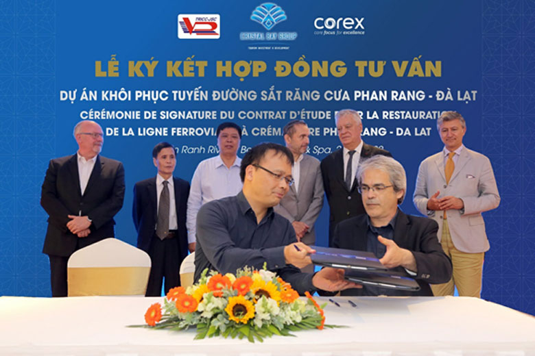 Ông Nguyễn Tiến Trung (trái) - Tổng Giám đốc Tập đoàn du lịch Crystal Bay và ông Emmanuel Livadiotti – Giám đốc Công ty TNHH MAP3 (Pháp) ký kết hợp đồng tư vấn.