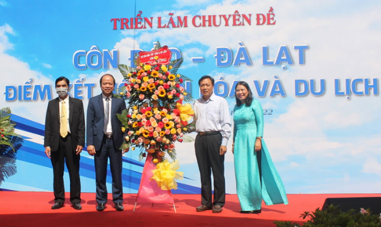 Tặng hoa chúc mừng triển lãm
