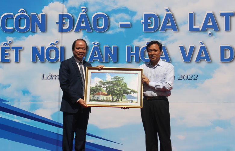 Sở Văn hóa Thể thao Bà Rịa - Vũng Tàu tặng quà lưu niệm Sở Văn hóa Thể thao và Du lịch Lâm Đồng