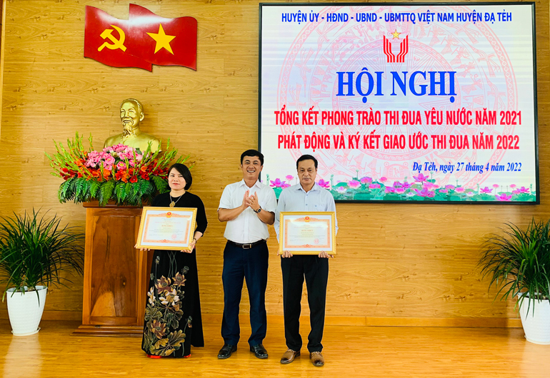 Trao bằng khen của Thủ tướng Chính phủ cho 3 cá nhân và 1 tập thể 