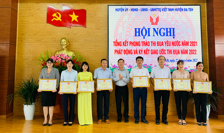 Tặng bằng khen của UBND tỉnh cho các cá nhân, tập thể 