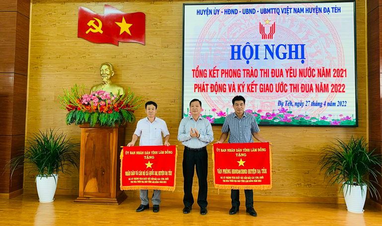 Các tập thể nhận Cờ thi đua của Chủ tịch UBND tỉnh Lâm Đồng
