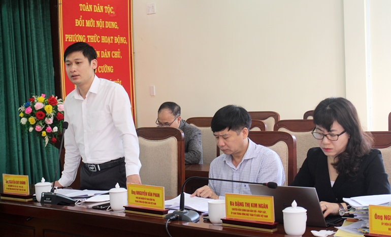 Các thành viên đoàn công tác phát biểu ý kiến 