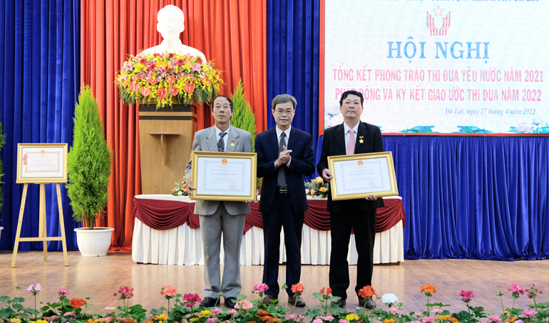 Tặng Huân chương Kháng chiến hạng nhì cho 2 cá nhân có thành tích trong cuộc kháng chiến chống Mỹ cứu nước