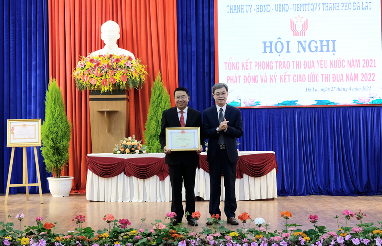 Tặng bằng khen cho Nhân dân và cán bộ TP Đà Lạt  đã có thành tích xuất sắc trong phong trào thi đua yêu nước tỉnh Lâm Đồng năm 2021