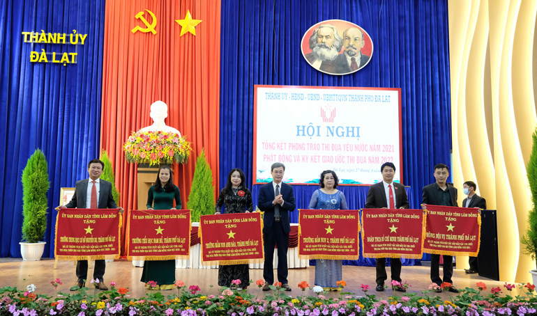 Tặng Cờ thi đua của UBND tỉnh cho các đơn vị xuất sắc dẫn đầu các cụm, khối thi 