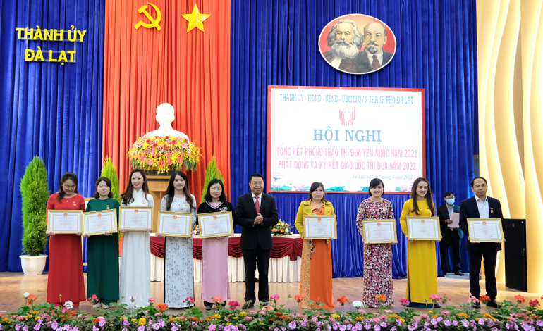 Tặng danh hiệu chiến sĩ thi đua cấp tỉnh cho 19 cá nhân thuộc ngành giáo dục và đào tạo TP Đà Lạt