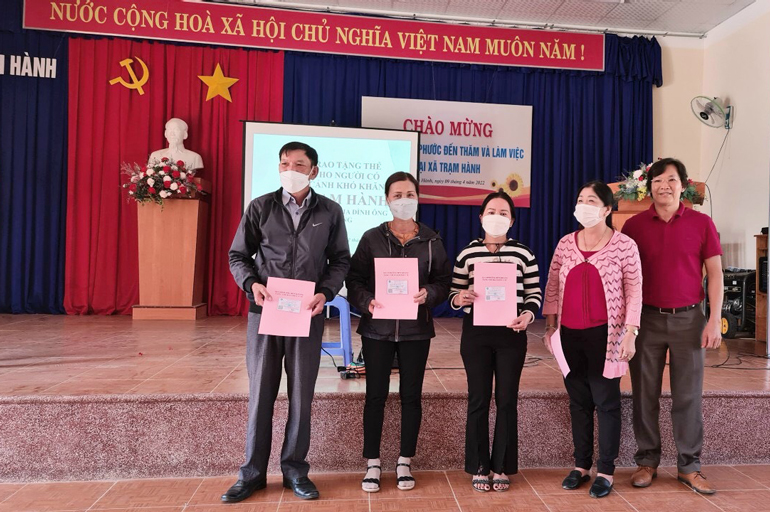 Trao thẻ BHYT, BHXH cho các gia đình có hoàn cản khó khăn tại xã Xuân Trường và Trạm Hành