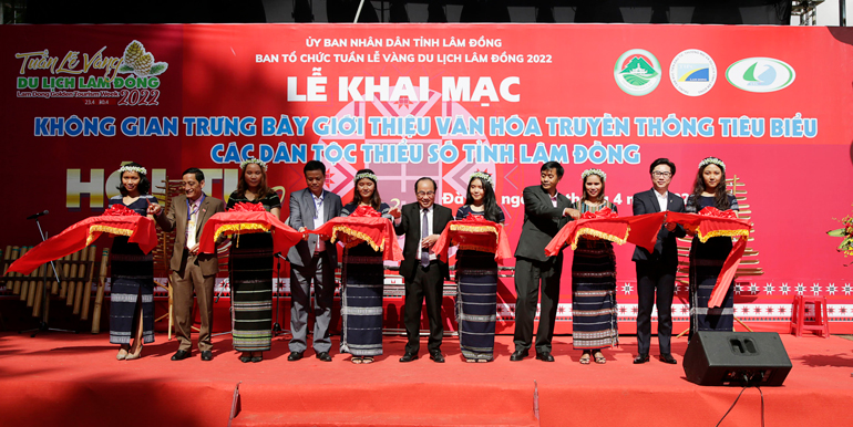 Cắt băng khai mạc