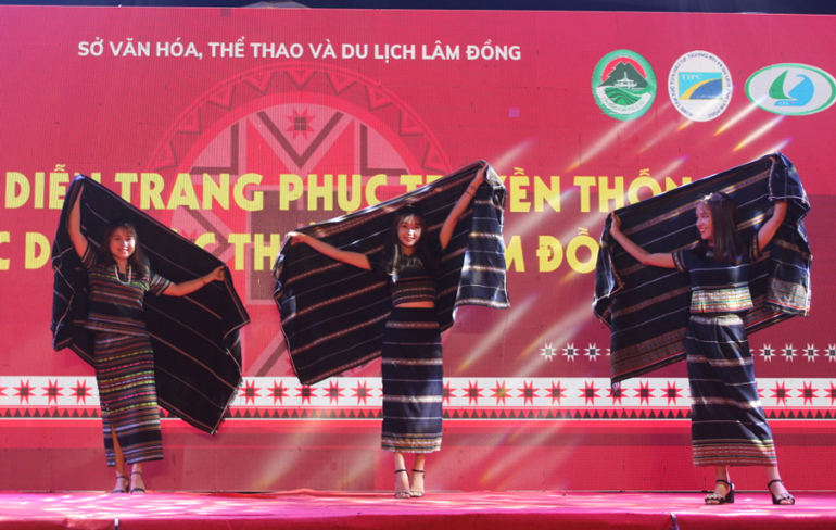 Tấm ùi của người phụ nữ K’Ho, M’Nông có nhiều công dụng