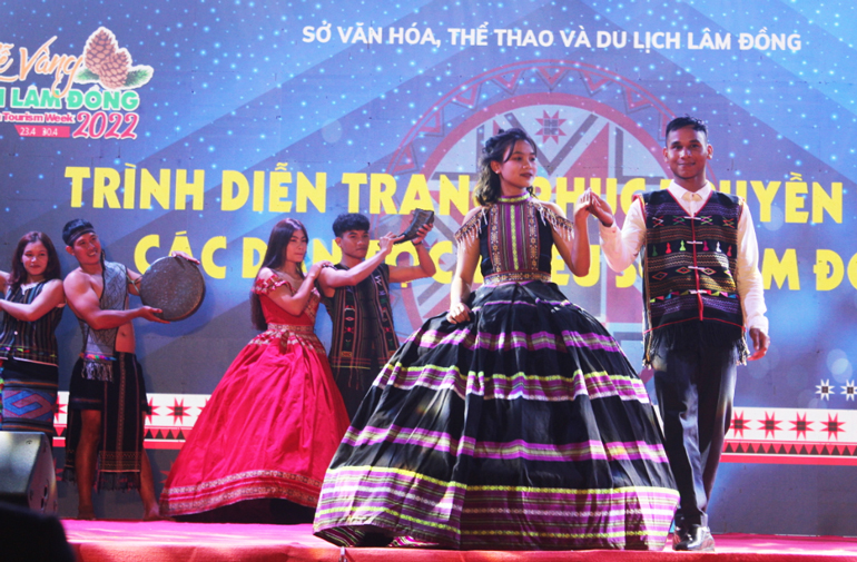 Trang phục cưới trên nền thổ cẩm làm cho lễ cưới thêm ý nghĩa