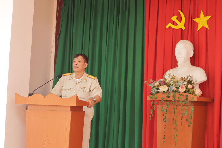 Các thành viên Ban Liên lạc kháng chiến huyện Di Linh ôn lại những kỷ niệm của thời kháng chiến