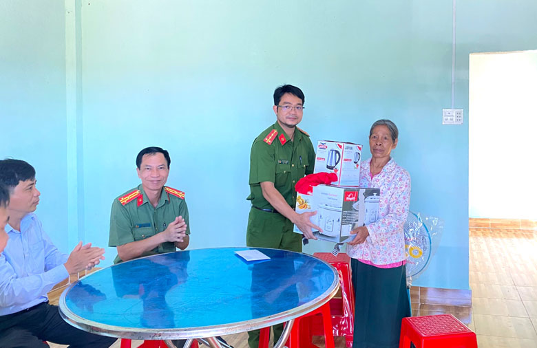 Bảo Lâm: Trao nhà tình nghĩa cho 2 hộ nghèo đồng bào dân tộc thiểu số