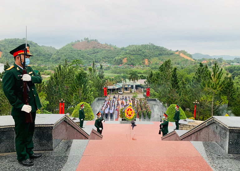 Các địa phương dâng hương tưởng niệm các anh hùng liệt sỹ