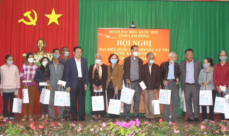 Đồng chí Phan Đình Trạc trao quà cho các hộ khó khăn