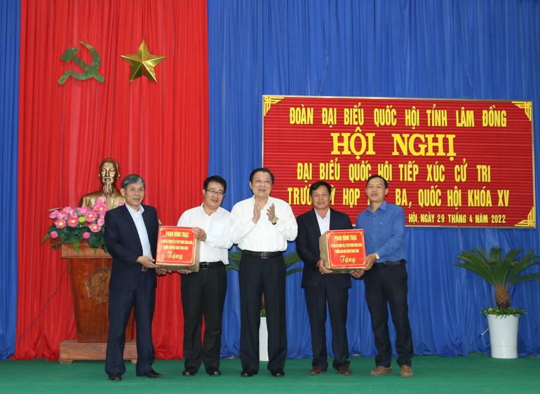 Đồng chí Phan Đình Trạc tặng quà cho huyện Đức Trọng và xã Tân Hội