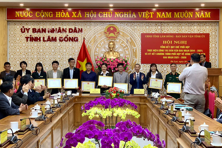 Trao bằng khen của Chủ tịch UBND tỉnh cho các tập thể và cá nhân