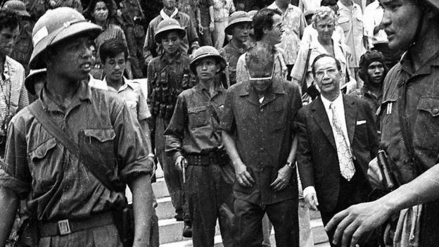 Tổng thống Việt Nam Cộng hòa, Đại tướng Dương Văn Minh cùng toàn bộ nội các bị bắt và phải tuyên bố đầu hàng không điều kiện trước Quân giải phóng. Ảnh: Tư liệu