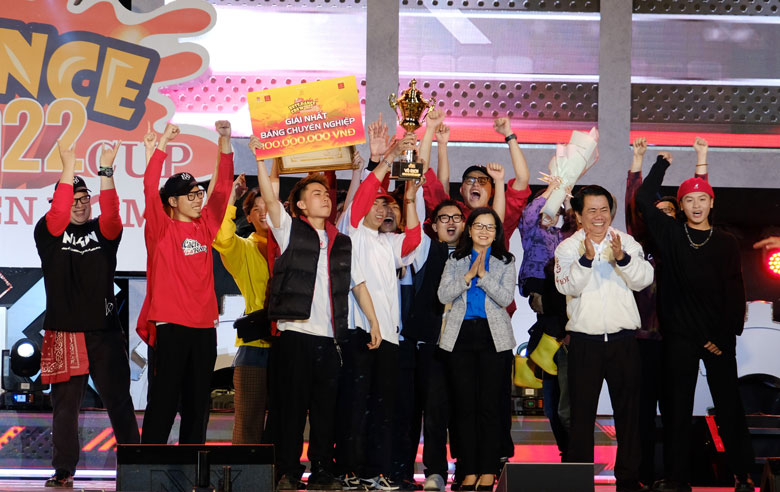 Nhóm Milky Way Crew xuất sắc giành giải nhất vòng chung kết bảng chuyên nghiệp
