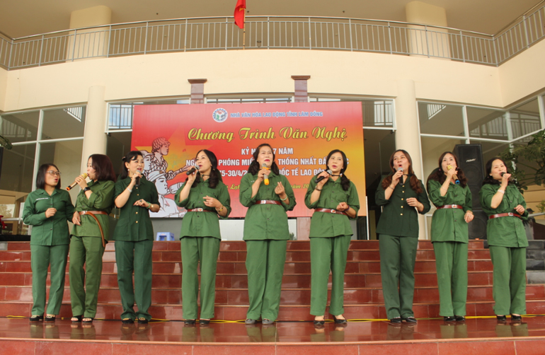 Chương trình văn nghệ Non sông liền một dải