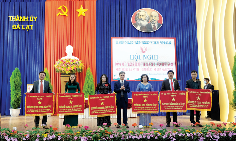 Các tập thể xuất sắc nhận Cờ thi đua của UBND tỉnh