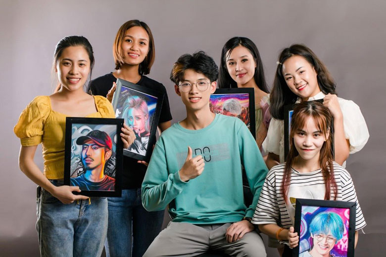Tiến Phát (áo thun xanh)  hiện đang dạy vẽ miễn phí các bạn nhỏ tại nhà bên cạnh đó Tiến Phát còn đang dạy Online cho các bạn trẻ có năng khiếu