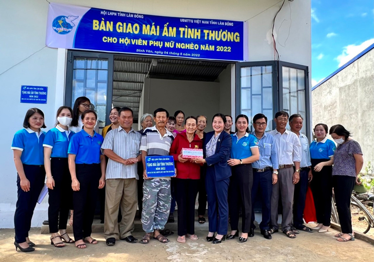 Lâm Hà: Trao &quot;Mái ấm tình thương&quot; trị giá 120 triệu đồng