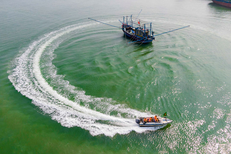 Cán bộ, chiến sĩ Đồn biên phòng tuần tra vùng nước thủy nội địa. Ảnh: Võ Việt
