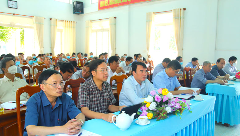 Các đại biểu tham dự buổi tiếp xúc cử tri tại xã Đức Phổ 