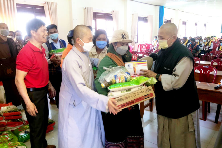 Trao quà cho đồng bào dân tộc thiểu số có hoàn cảnh khó khăn