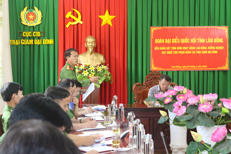 Lãnh đạo Trại giam Đại Bình báo cáo về tình hình lao động, hướng nghiệp, dạy nghề cho phạm nhân từ năm 2016 đến nay