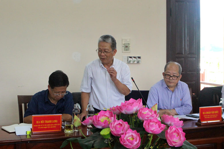 Các thành viên trong đoàn công tác tham gia đóng góp ý kiến dự thảo Nghị quyết “Thí điểm mô hình tổ chức hoạt động lao động, hướng nghiệp, dạy nghề cho phạm nhân ngoài trại giam”