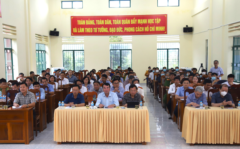 Các đại biểu tham dự buổi tiếp xúc cử tri tại Đạ Pal