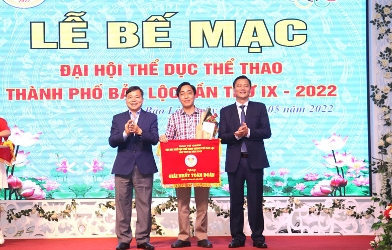 Trao giải nhất toàn đoàn cho Đoàn thể thao phường Lộc Tiến