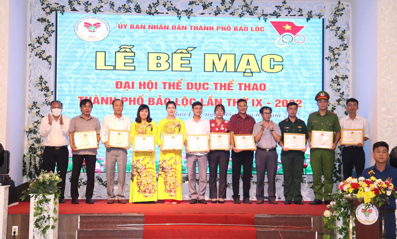 Trao tặng giấy khen cho các tập thể, cá nhân
