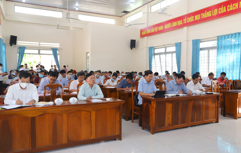 Các đại biểu tham dự buổi tiếp xúc cử tri tại Đạ Tồn