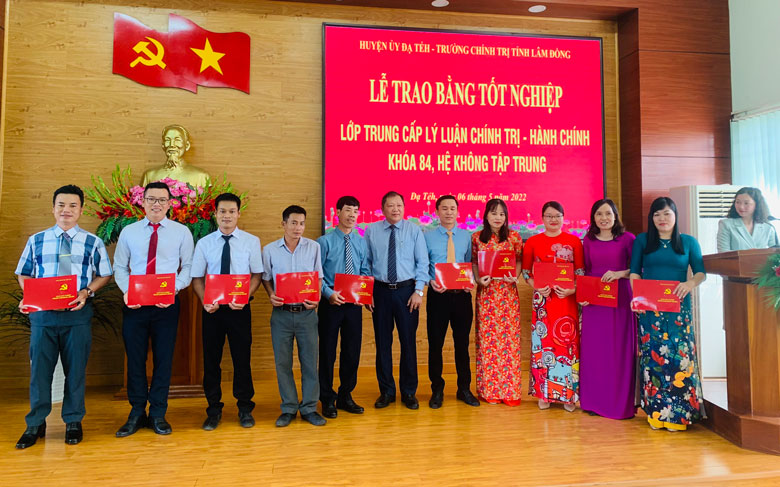 Đạ Tẻh: Bế giảng lớp Trung cấp lý luận chính trị - hành chính K84