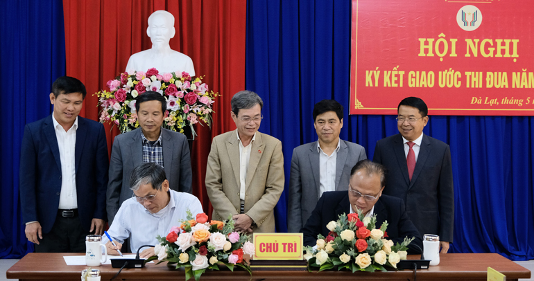 Lãnh đạo TP Bảo Lộc và huyện Đức Trọng ký giao ước thi đua năm 2022